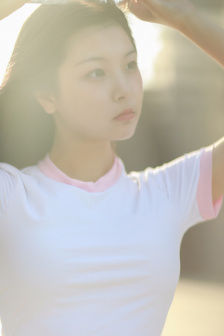 女人洗澡沐浴露全身